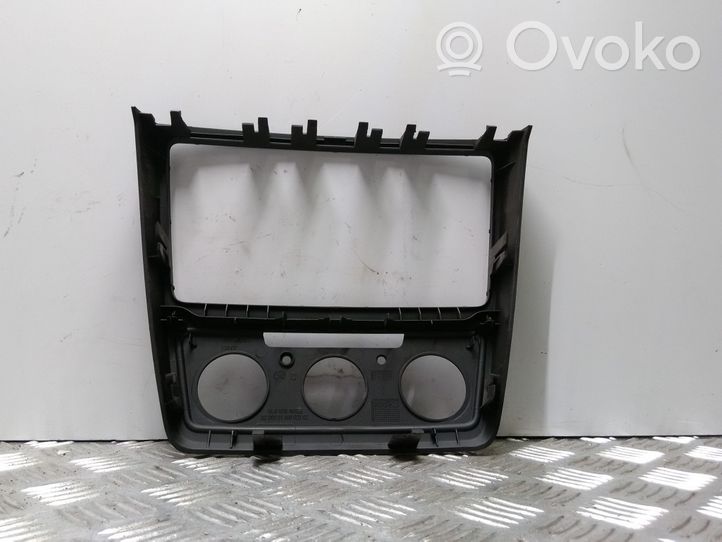 Skoda Yeti (5L) Konsola środkowa / Radio / GPS 5L0858069