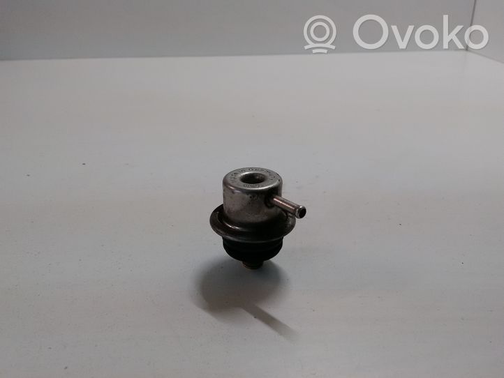 Volkswagen Golf IV Régulateur de pression de carburant 037133035C