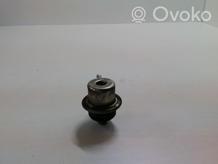 Volkswagen Golf IV Regulador de presión del combustible 037133035C