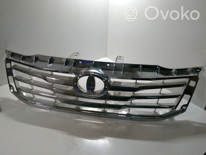 Toyota Hilux (AN10, AN20, AN30) Grille calandre supérieure de pare-chocs avant 531110K450670