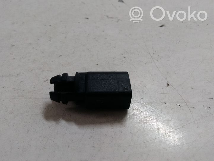 Audi A6 S6 C5 4B Sonde température extérieure 8Z0820535