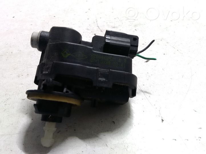 Renault Clio III Moteur de réglage du niveau des phares 8200402521