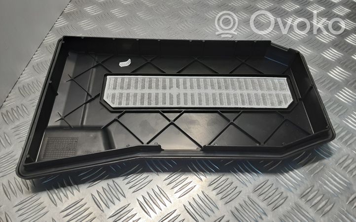 Volkswagen Touareg I Battery box tray cover/lid 7L0864643B