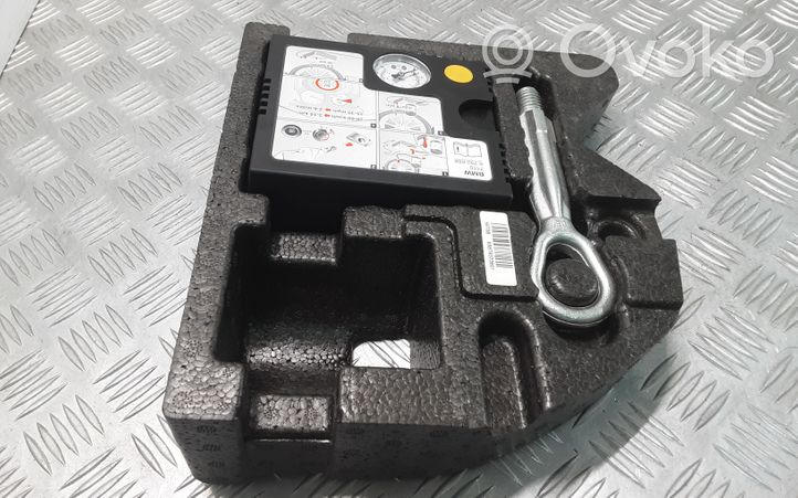 BMW X1 E84 Set di attrezzi 71106792688