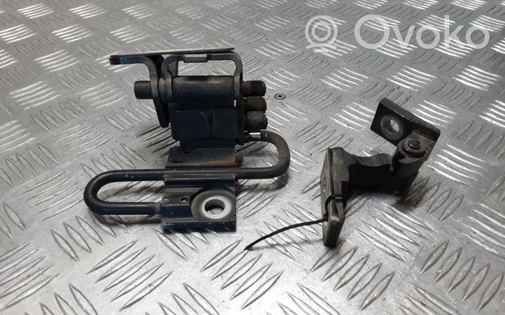 Audi A4 S4 B7 8E 8H Set di cerniere portiera anteriore 8E0831411B