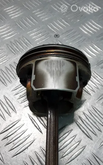 Mitsubishi Outlander Piston with connecting rod 