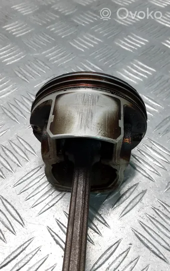 Mitsubishi Outlander Piston with connecting rod 4J11