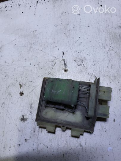 Volkswagen PASSAT B3 Heater blower fan relay 357959263