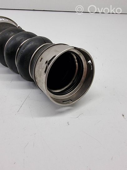 BMW 5 G30 G31 Tube d'admission de tuyau de refroidisseur intermédiaire 8571024