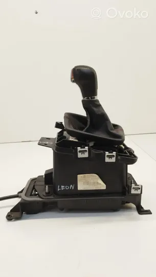 Seat Leon (5F) Vaihteenvalitsimen verhoilu 198411305