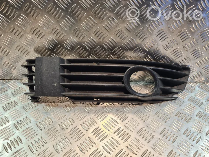 Volkswagen PASSAT B5 Grille inférieure de pare-chocs avant 3B0853665K