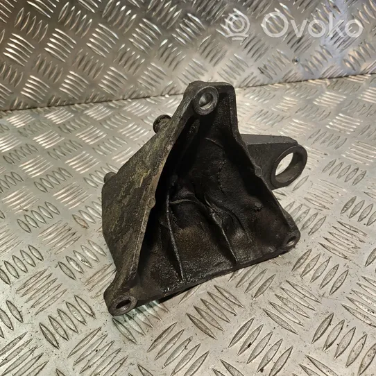 Volkswagen PASSAT B5 Supporto di montaggio scatola del cambio 8D0399114S