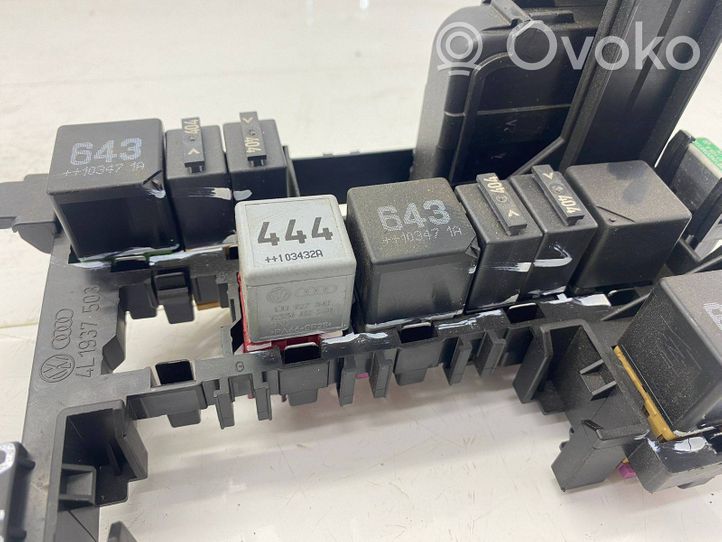 Audi Q7 4L Relay mounting block 4L1937503