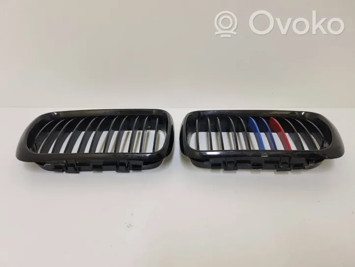 BMW 3 E36 Grille calandre supérieure de pare-chocs avant 