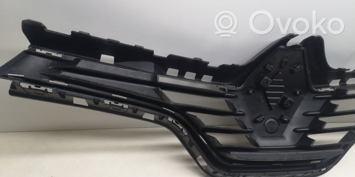 Renault Captur Maskownica / Grill / Atrapa górna chłodnicy 623102335R