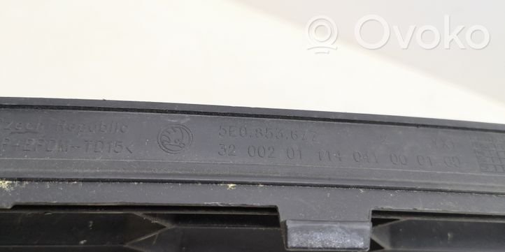 Skoda Octavia Mk3 (5E) Kratka dolna zderzaka przedniego 5E0853677