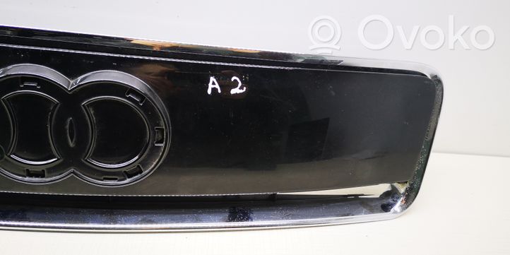 Audi A2 Front bumper upper radiator grill 8Z0853631