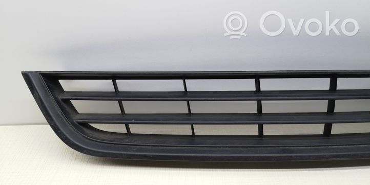 Volkswagen PASSAT CC Grotelės apatinės (trijų dalių) 3C8853677