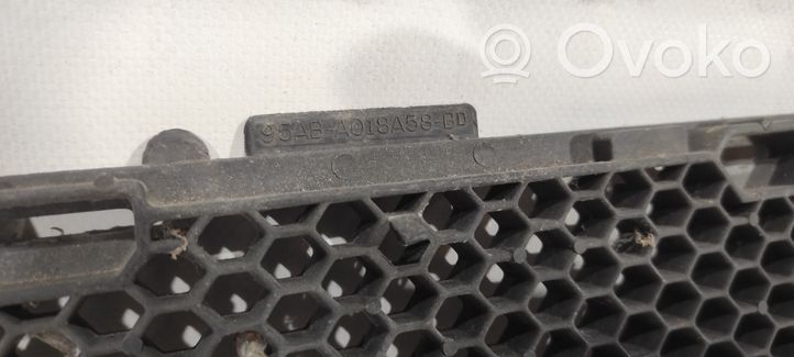 Ford Escort Etupuskurin alempi jäähdytinsäleikkö 95ABA018A58BD