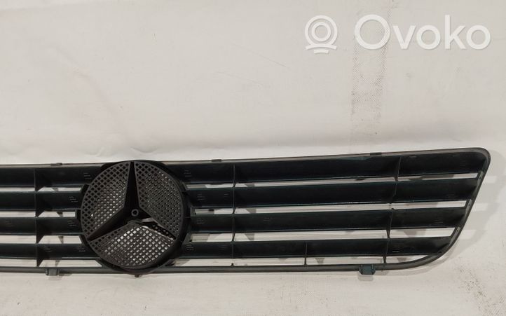 Mercedes-Benz Vito Viano W638 Grille calandre supérieure de pare-chocs avant A6388880515