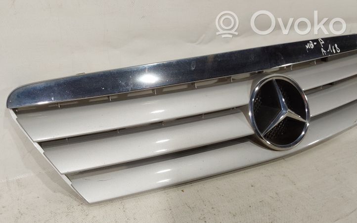 Mercedes-Benz A W168 Grille calandre supérieure de pare-chocs avant 1688800083