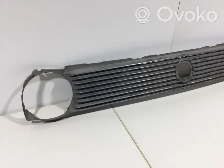 Volkswagen Polo II 86C 2F Grille calandre supérieure de pare-chocs avant 867853653E