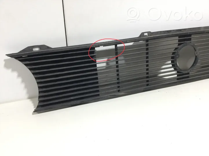 Volkswagen Golf I Grille calandre supérieure de pare-chocs avant 171853653L