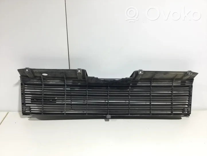 Nissan Laurel Grille calandre supérieure de pare-chocs avant 