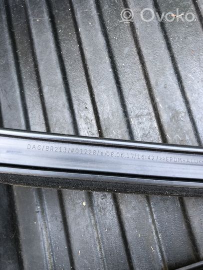 Mercedes-Benz E W213 Guarnizione in gomma portiera posteriore A2137303804