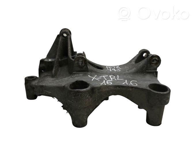 Nissan X-Trail T32 Soporte del alternador 117105124R