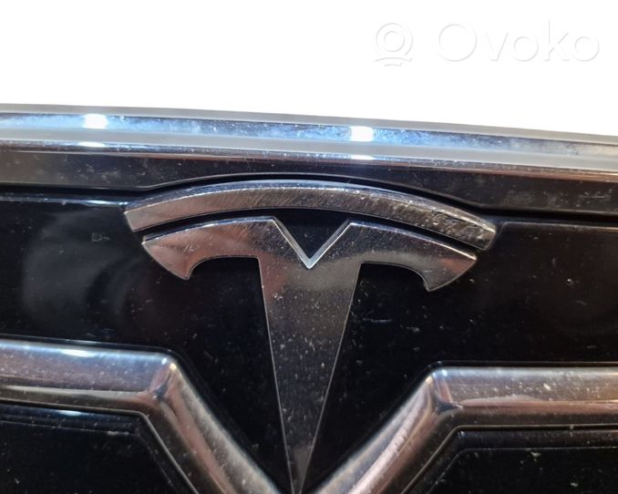 Tesla Model S Etupuskuri 