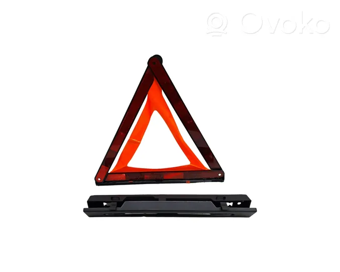 Mercedes-Benz CLS C257 Triangle d'avertissement A0008900597