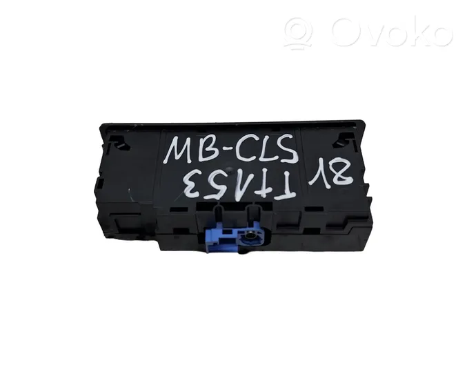 Mercedes-Benz CLS C257 USB-pistokeliitin A2138200401
