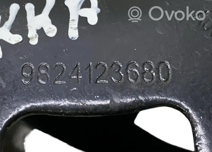 Opel Mokka B Soporte de montaje de la caja de cambios 9824123680