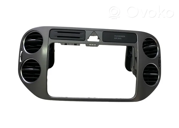 Volkswagen Tiguan Radio/GPS head unit trim 5M0858069N