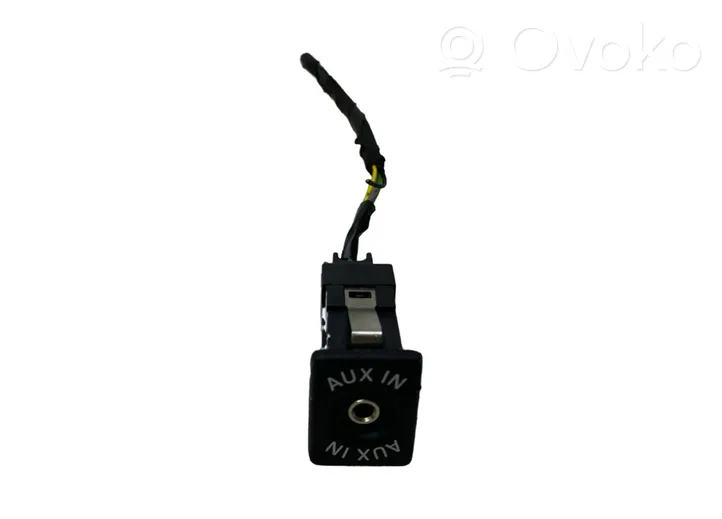 Volkswagen Tiguan Connettore plug in AUX 5M0035724