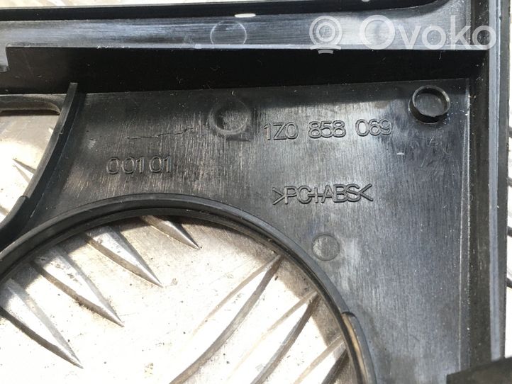 Skoda Octavia Mk2 (1Z) Rivestimento pannello centrale del cruscotto 1Z0858069