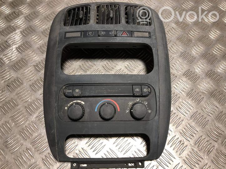 Chrysler Voyager Konsola środkowa / Radio / GPS 05009035AA