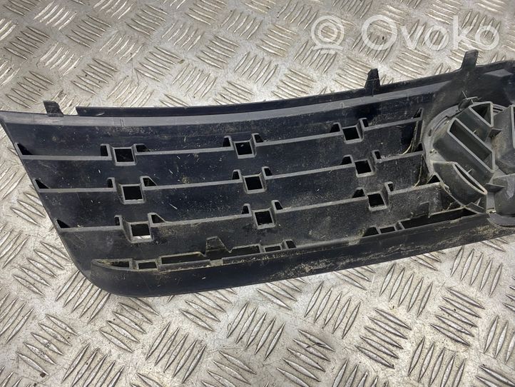 Volkswagen PASSAT B5 Grotelės viršutinės 3B0853653C