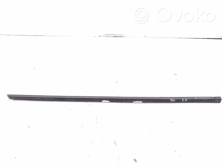 Mercedes-Benz E C207 W207 Moulures des vitres de la porte arrière A2076730183