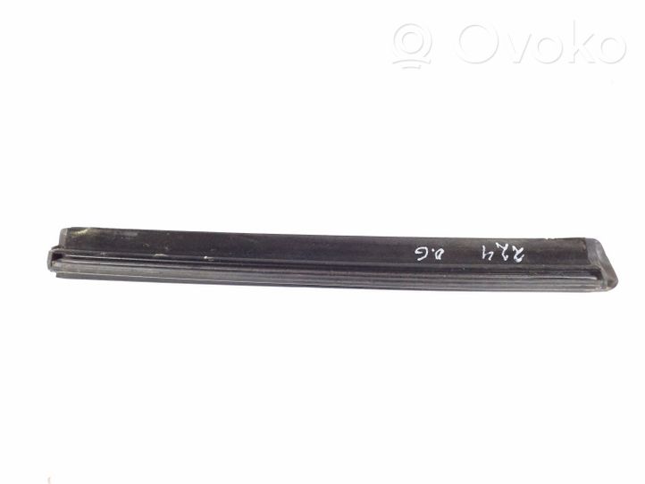 Mercedes-Benz SLK R172 Garniture vitre latérale arrière A1726700238