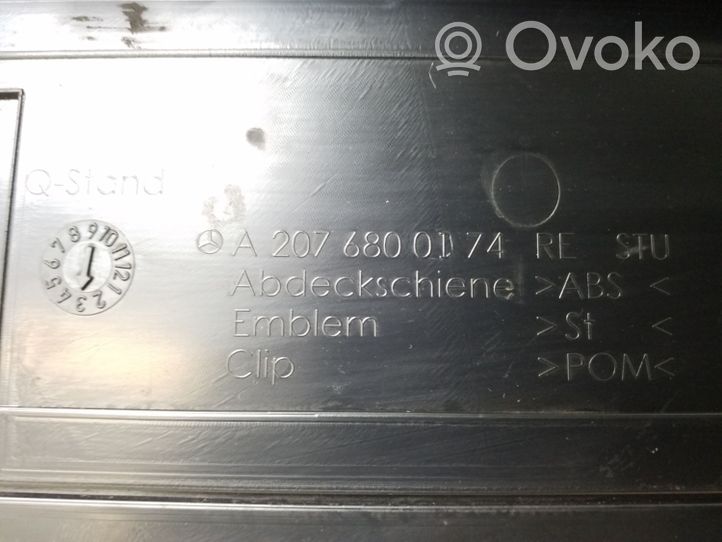 Mercedes-Benz E C207 W207 Etuoven kynnyksen suojalista A2076800174