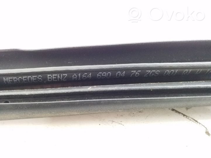 Mercedes-Benz GL X164 Sandarinimo guma priekinių durų (ant kėbulo) A1646900476