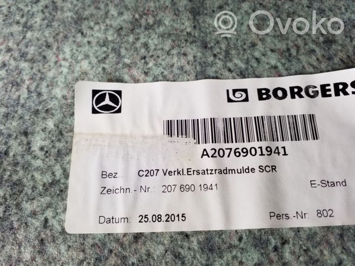 Mercedes-Benz E C207 W207 Verkleidung Kofferraum sonstige A2076901941