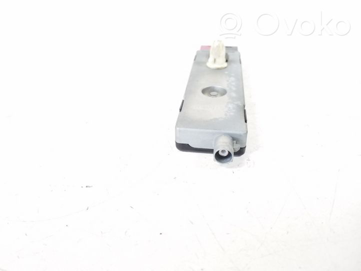 Mercedes-Benz E C207 W207 Antenas pastiprinātājs A2048200089