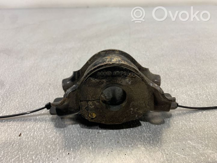 Infiniti Q50 Supporto per boccola della barra antirollio, posteriore 540131BF7A