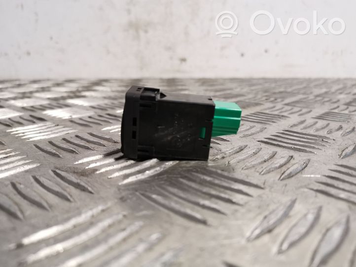 083492A Nissan XTrail T32 Tailgate/boot open switch button, 10.00 € RRR