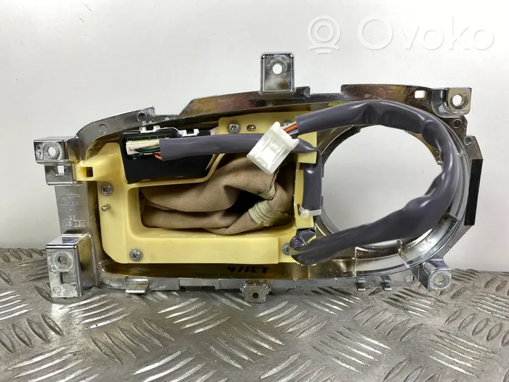 Infiniti QX80 Contour de levier de vitesses P13772B33000