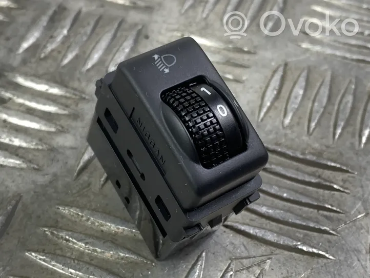 Infiniti QX80 Bouton commande réglage hauteur de phares 
