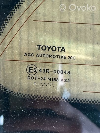 Toyota Avensis T270 Szyba karoseryjna tylna 